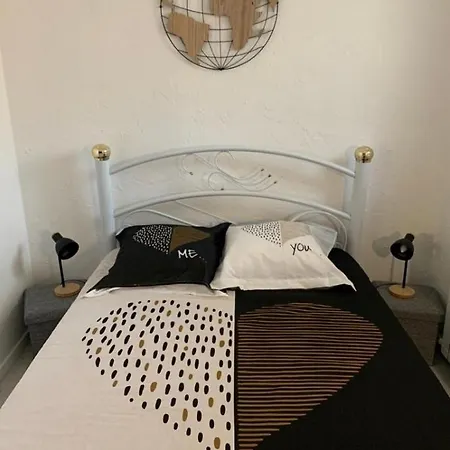Rez De Avec Place De Parking Et Vue Mer. Appartement *